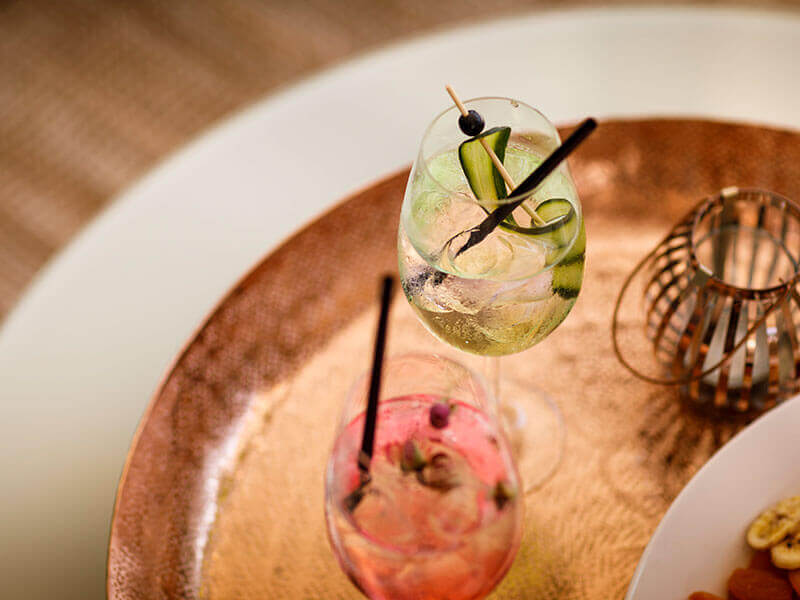 Cocktail eleganti su vassoio in bronzo al Nautica Bar Makarska