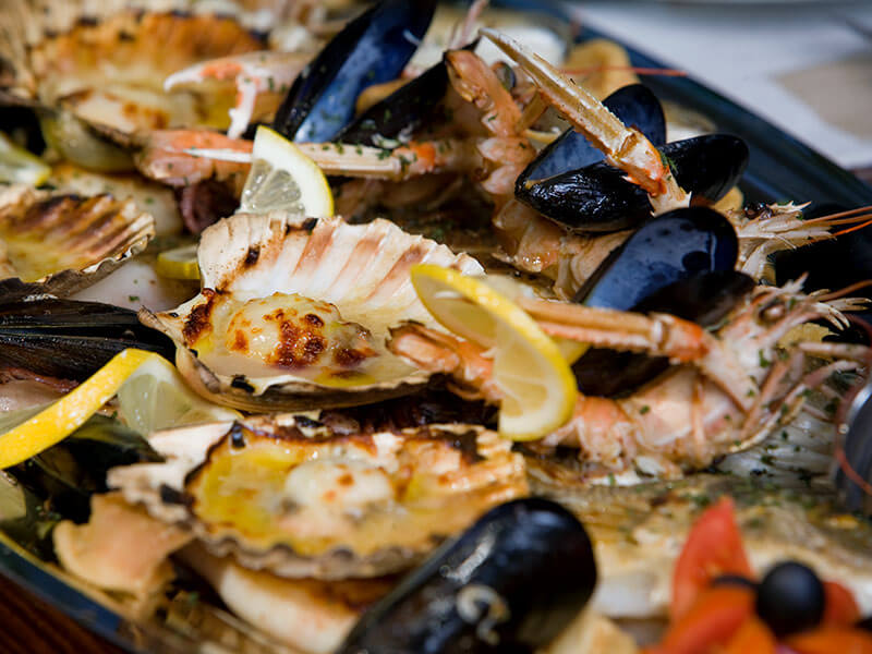 Piatto di mare con cozze, gamberi e limone