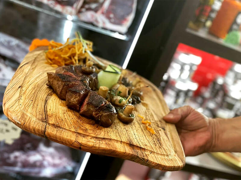 Bistecca gourmet con patatine e verdure grigliate