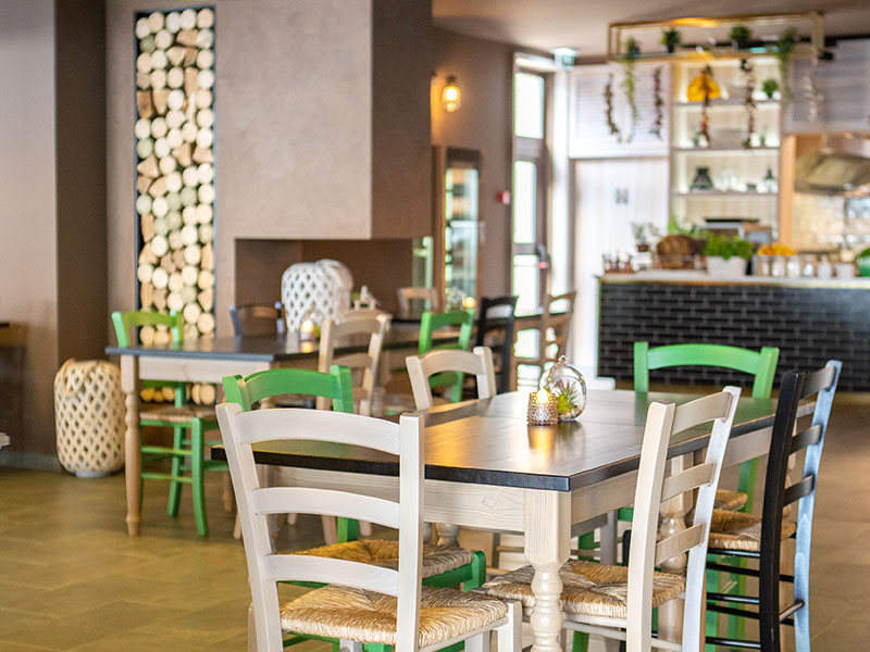 Zona pranzo di una trattoria italiana dal fascino rustico a Makarska