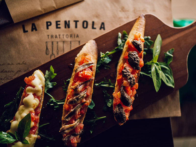 Bruschetta gourmet di un ristorante italiano a Makarska