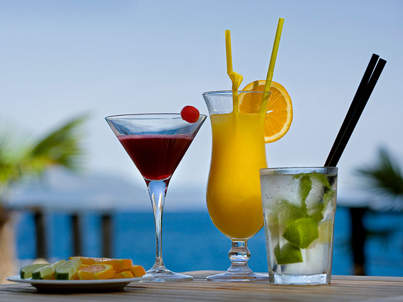 Cocktail colorati serviti in un bar sul mare a Makarska