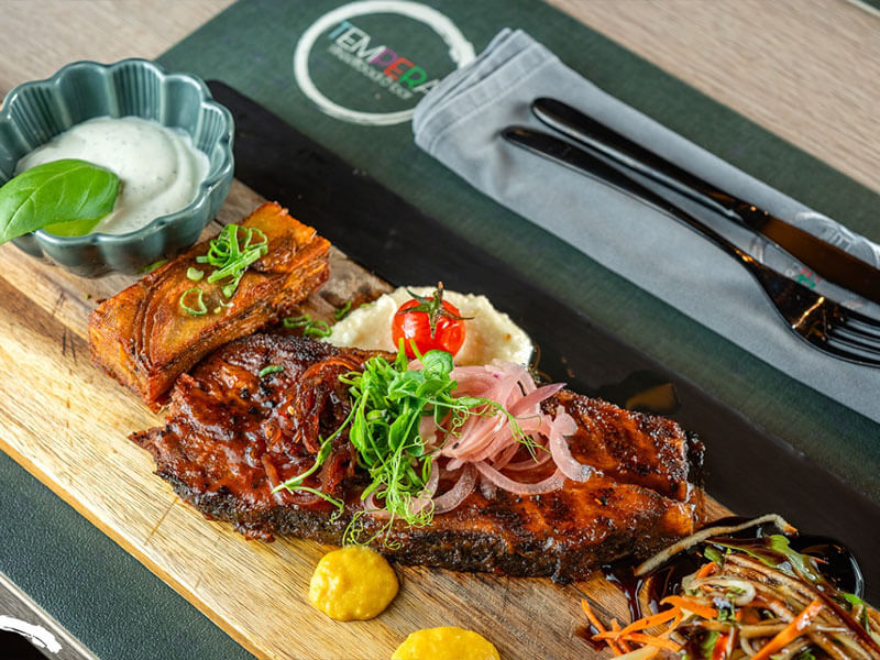 Piatto street food con carne alla griglia, insalata e guarnizione
