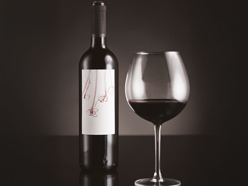 Vino rosso croato e bicchiere con etichetta minimalista