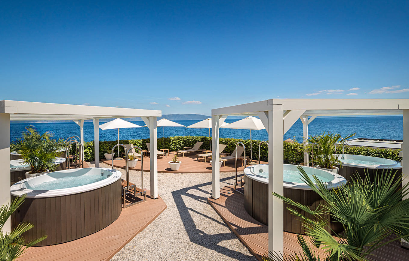 Mobil-home au Valamar Camping Marina avec jacuzzi privé et atmosphère extérieure relaxante