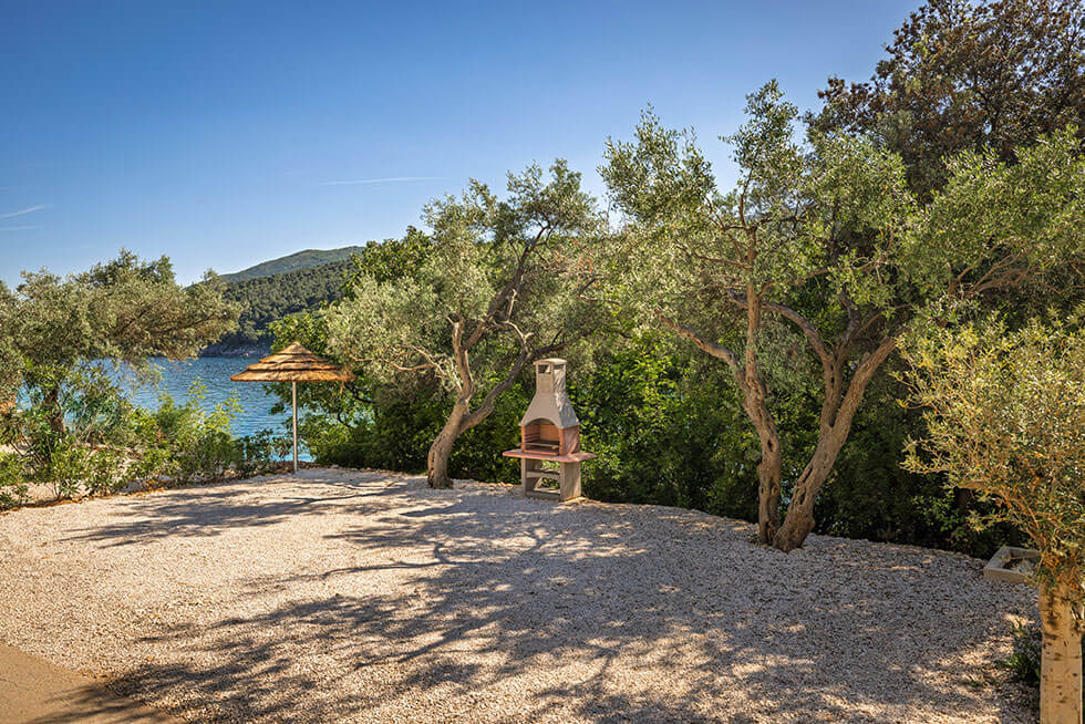 Odpočinková chvíle u moře ve Valamar Camping Marina, kde si hosté vychutnávají nápoje a krásný výhled na moře