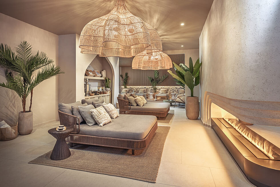Espace de détente intérieur près de la cheminée au Balance Spa by Valamar