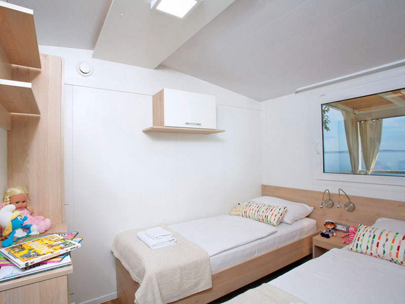 Svetla in minimalistična Škrila Superior Home za 4+2 osebi z ločenima posteljama in pogledom na morje
