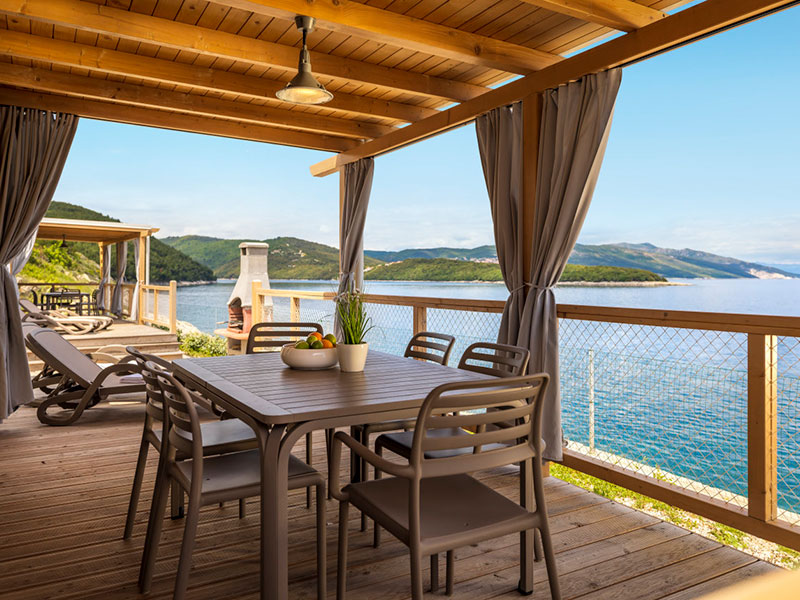 Prostoren Marina Home za 6 oseb v Marina Camping Homes s pokrito teraso in panoramskim pogledom na morje na Hrvaškem