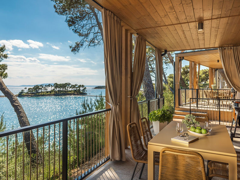 Hilltop Green mobilna hišica za 5 oseb v Padova Camping Homes s panoramskim razgledom na morje in prostorno pokrito teraso