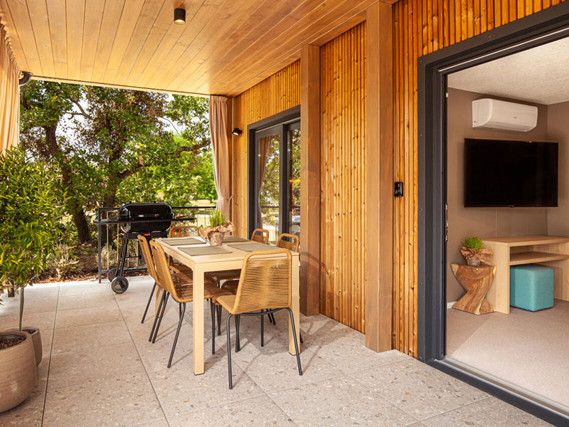 Eco Home za 4+2 osebi v Solaris Camping Homes s senčno teraso, zunanjim jedilnim prostorom in modernim notranjim prostorom s klimatsko napravo