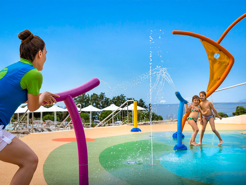 Maro Aquapark v Valamar Camping Krk z barvitim vodnim igriščem in pogledom na morje – popolno za otroke in družine
