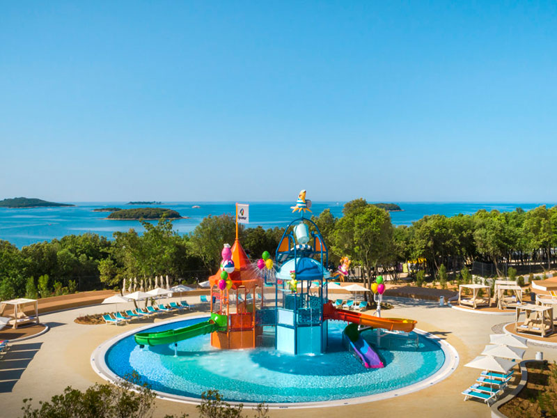 Pogled iz zraka na aquapark v Valamar Camping Istra z vodnimi tobogani, splash parkom in panoramskim pogledom na morje
