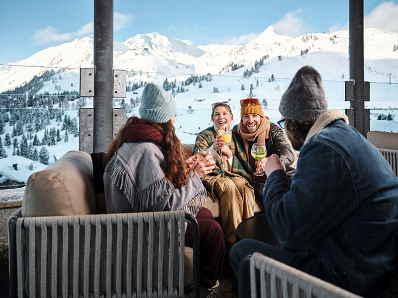 Gemütliches Après-Ski-Treffen auf einer modernen Rooftop-Bar in Obertauern