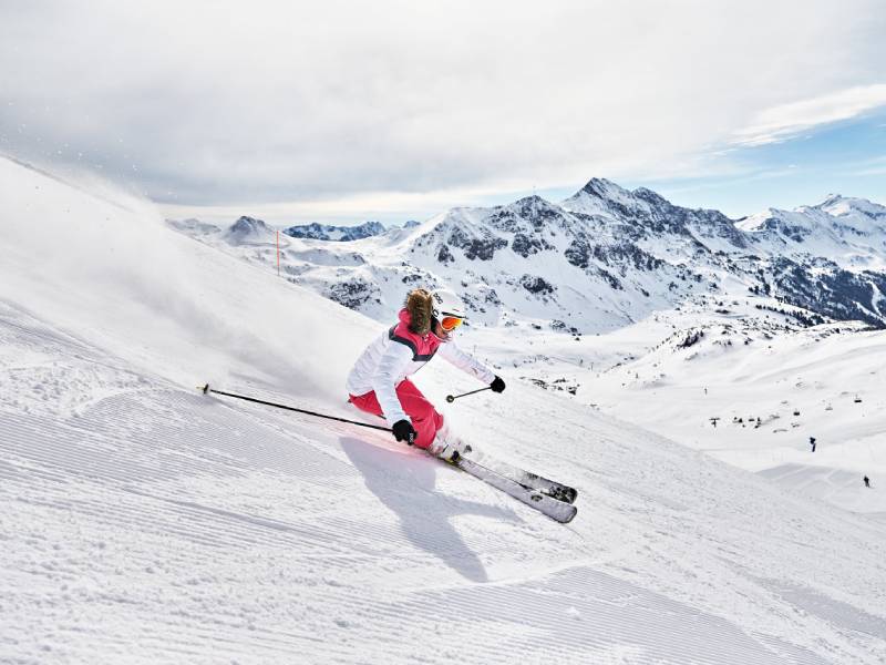 Skifahrer rast eine schwarze Piste in Obertauern hinunter
