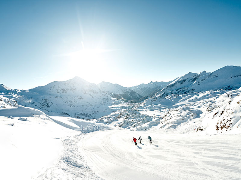 Panoramaausblick auf die blauen Pisten im Skigebiet Obertauern
