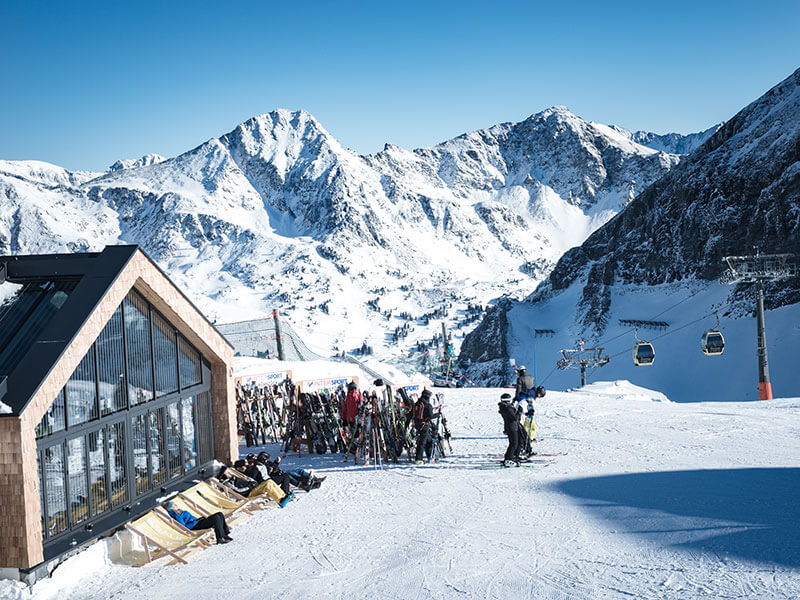 Die Gamsmilchbar in Obertauern, umgeben von Skiern und Gondeln