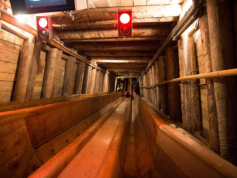 Holzrutsche im Salzbergwerk Hallstatt