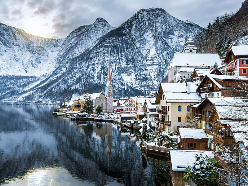 Hallstatt, ein idyllisches österreichisches Dorf am Seeufer