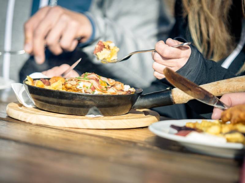 Nahaufnahme von Menschen, die typische österreichische Küche essen
