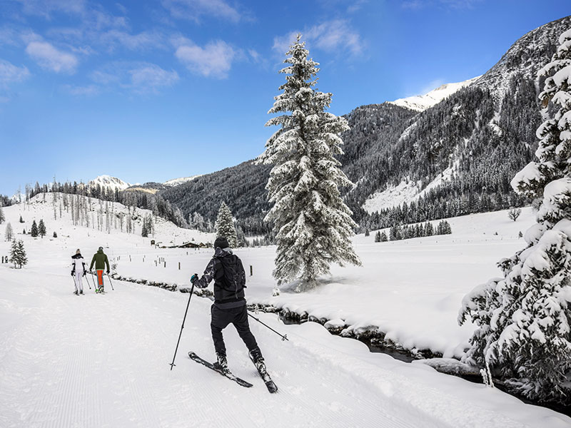 Uno sciatore si spinge su una traversa tra due piste nella località sciistica di Obertauern