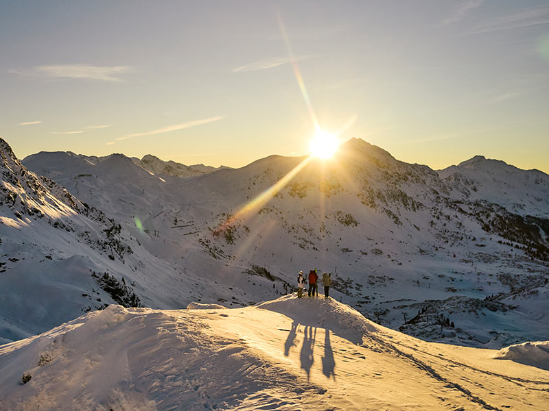 Die Sonne geht hinter dem Gipfel der Radstädter Tauern in Österreich unter
