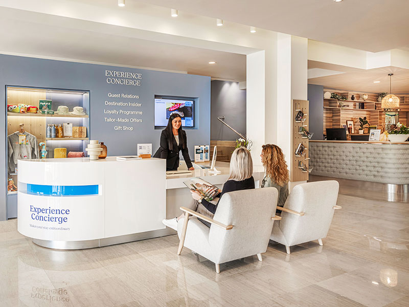 Valamar Experience Concierge ukazuje na mapě pár.