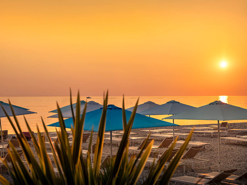 Sončni pogled z terase predverja restavracije Miramare v Isabella Island Resort, ki ponuja panoramo Jadranskega morja.