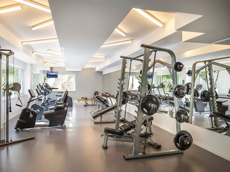 Gut ausgestattetes Fitnessstudio des Valamar Isabella Island Resort in der Nähe von Poreč.