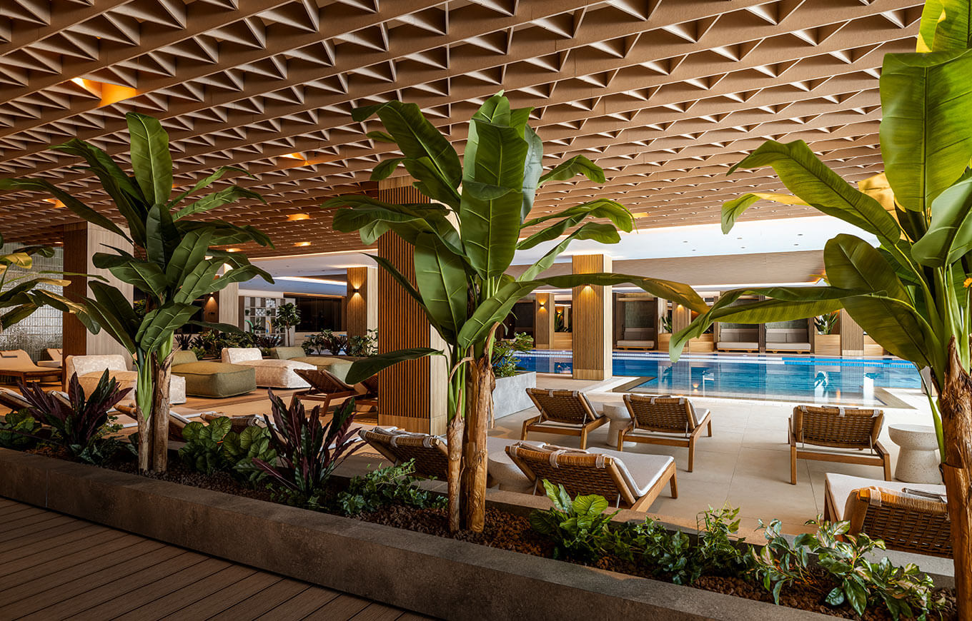 Leżaki przy basenie krytym w Pical Resort, Valamar Collection w Poreču