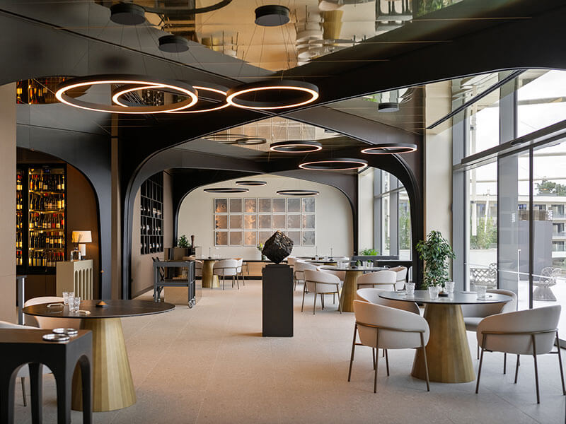 Zewnętrzna strefa restauracji Trattoria La Pentola z widokiem na wybrzeże