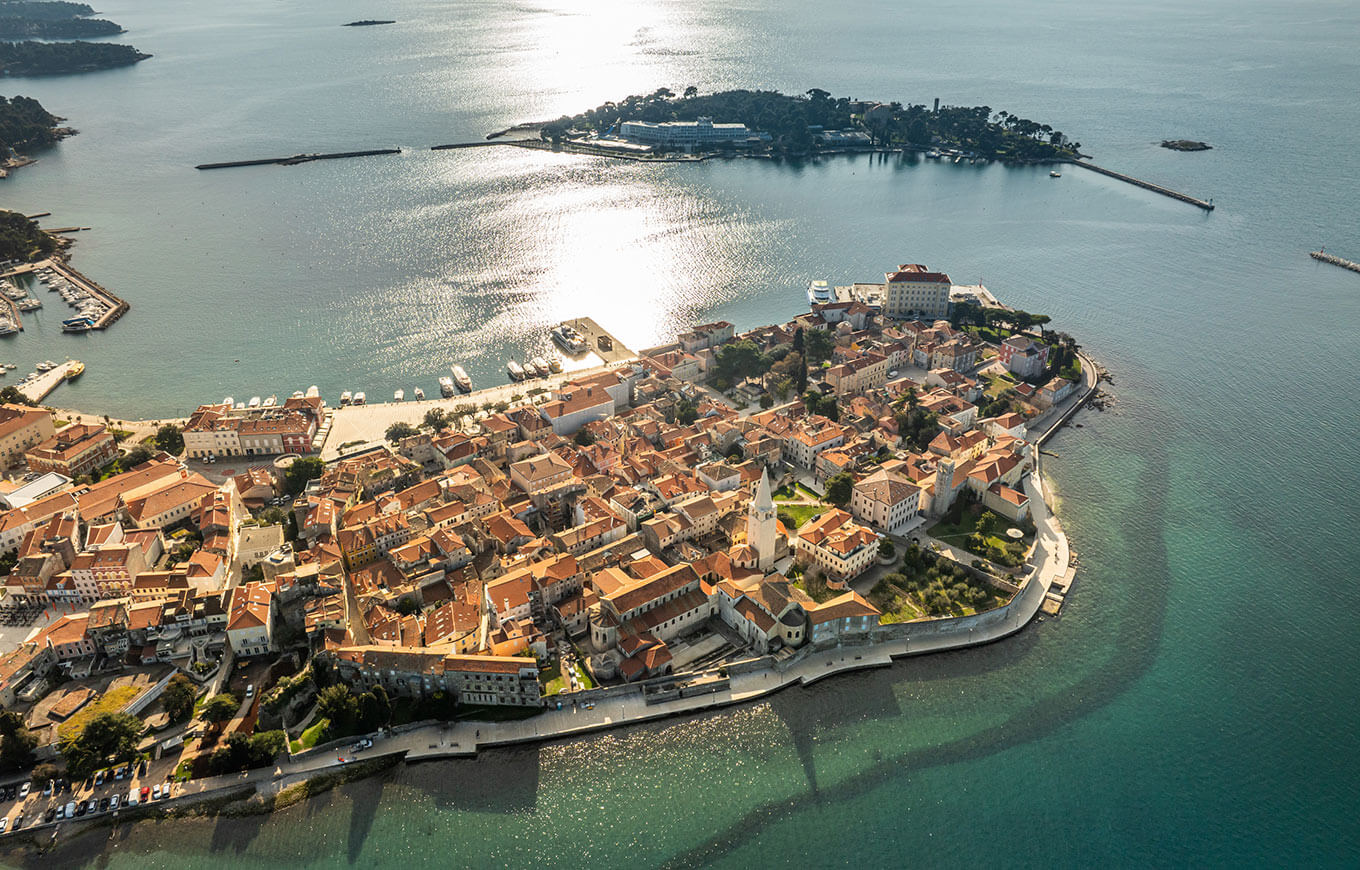 Zračni pogled na staru gradsku jezgru Poreča i marinu