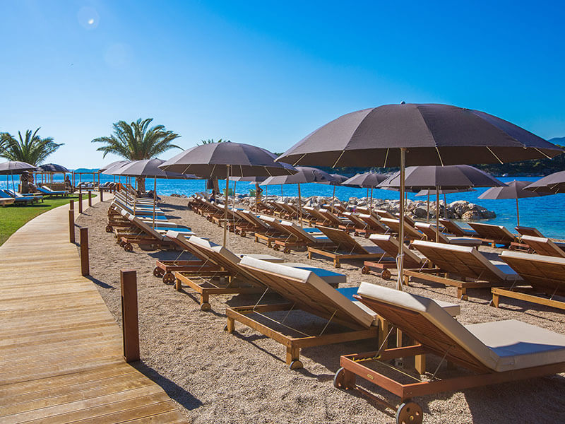 Ležalniki in senčniki v Coral Beach Clubu v Dubrovniku.