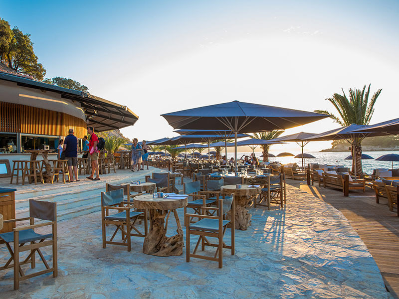 Stolovi i stolice na plaži Coral Beach Cluba.