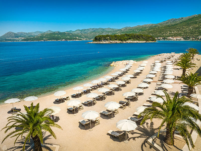 Zračni pogled na ležalnike in senčnike na plaži Val President Relax.