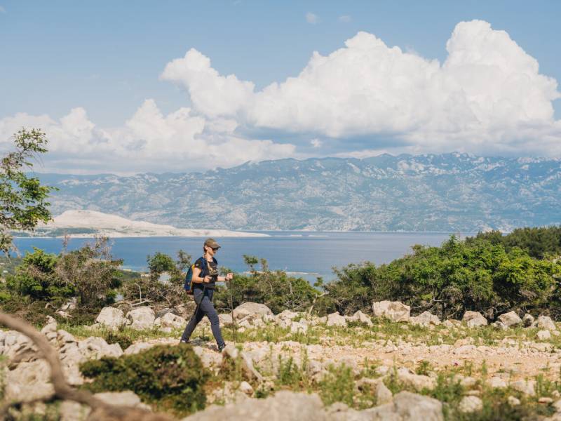 Archaeological hiking route with sea in the background