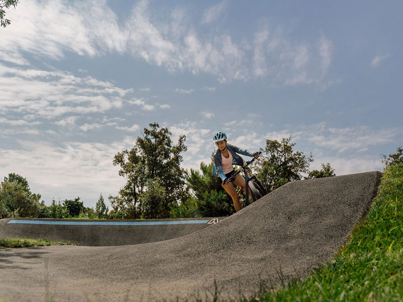 Dziecko na dziecięcej trasie rowerowej w Bike Center Poreč