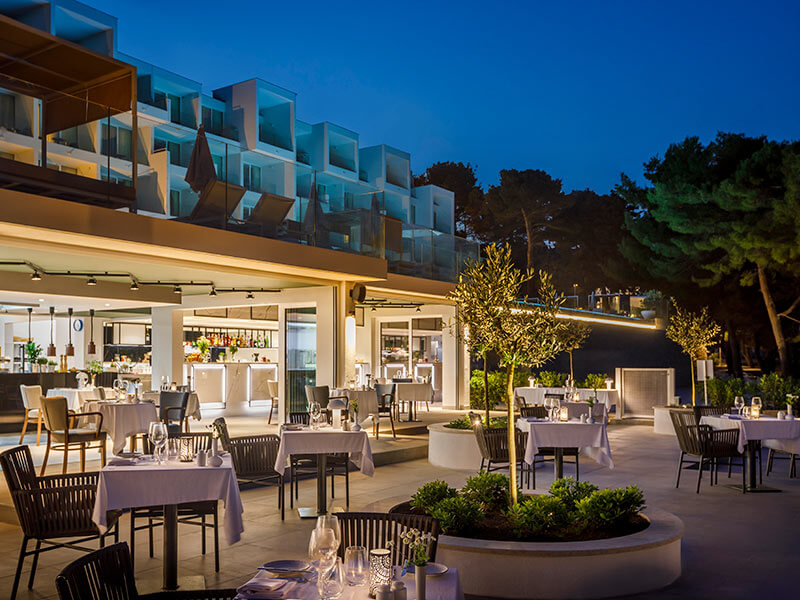 Večerna atmosfera v Oliva Grillu z nežno osvetlitvijo in mediteranskim šarmom