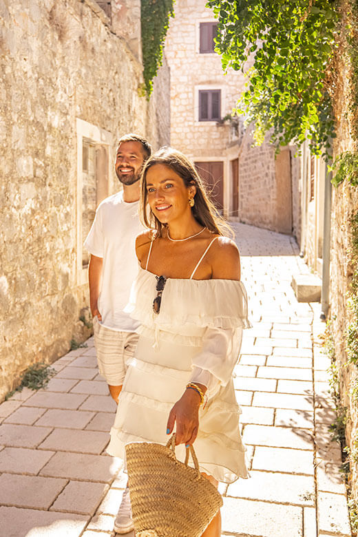 Couple marchant dans les rues pavées traditionnelles de l’île de Rab