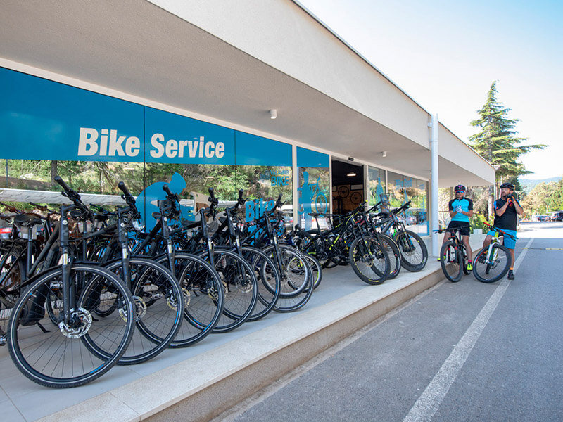Stacja wynajmu rowerów w Bike Center Rabac z szerokim wyborem rowerów