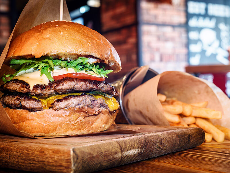 Soczysty burger gourmet z frytkami w Craft Beer & Grill w Rabacu