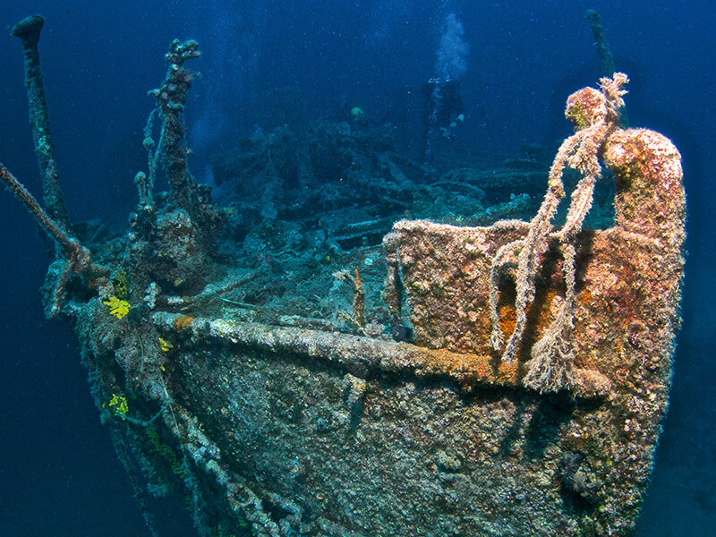 Unterwasseransicht eines mit Korallen bedeckten Schiffswracks in der Adria