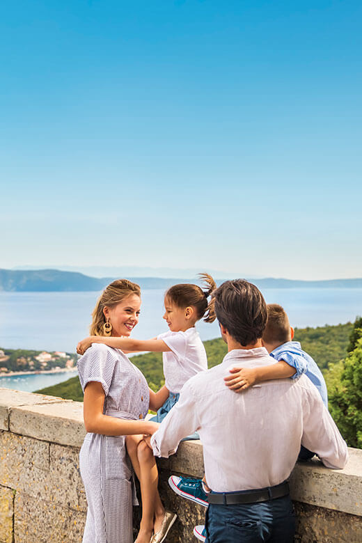 Obitelj uživa u pogledu na obalu s slikovite terase u Labinu
