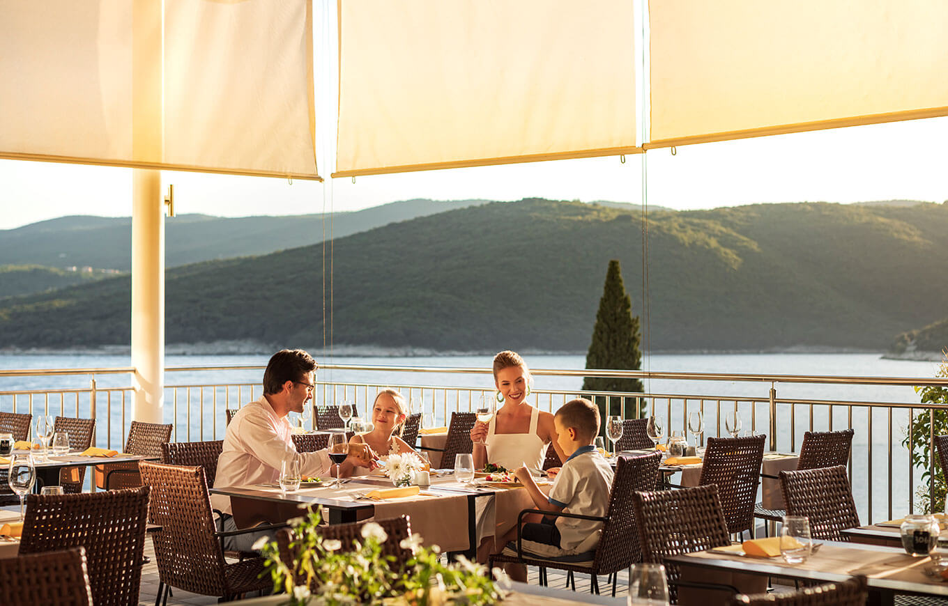 Par večera na terasi s panoramskim pogledom na Jadran
