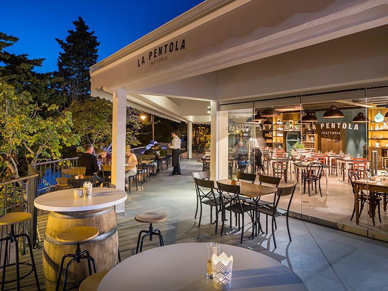 Zewnętrzna strefa restauracyjna La Pentola Trattoria Italiana nad morzem