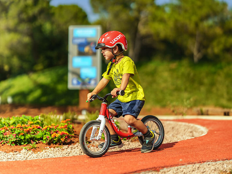 Dziecko jedzie na rowerku biegowym na torze Maro Kids Pump Track w Rabacu