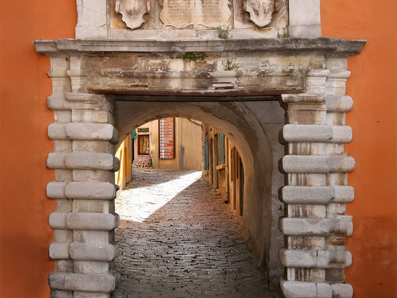 Baroque-style arched gate in Labin’s old town