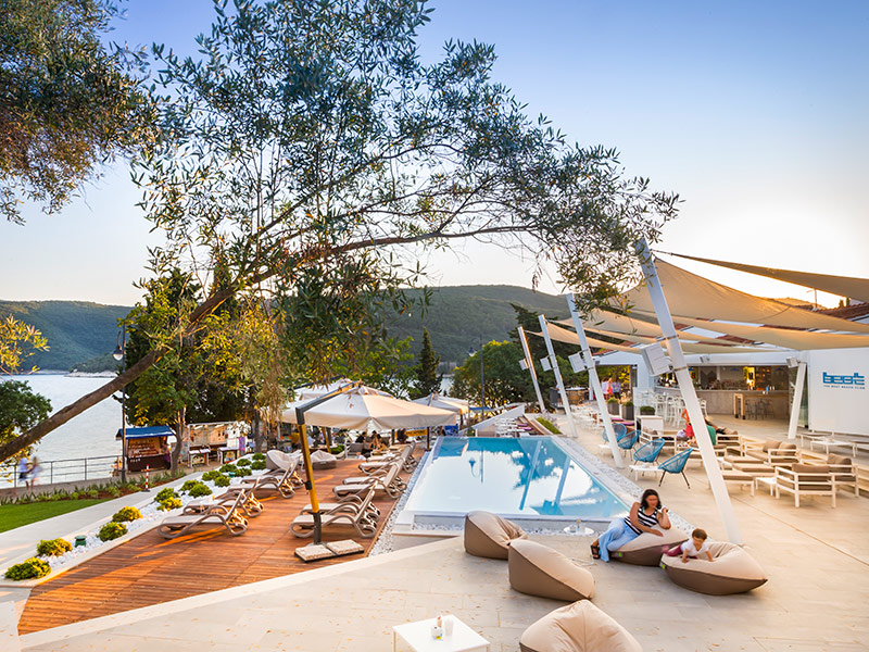 Sodoben bar ob plaži z ležalniki in pogledom na morje v The Beat Beach Clubu