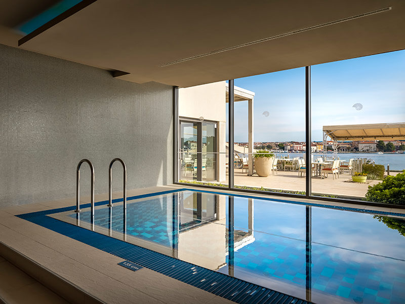 Piscine intérieure au Valamar Isabella Island Resort.