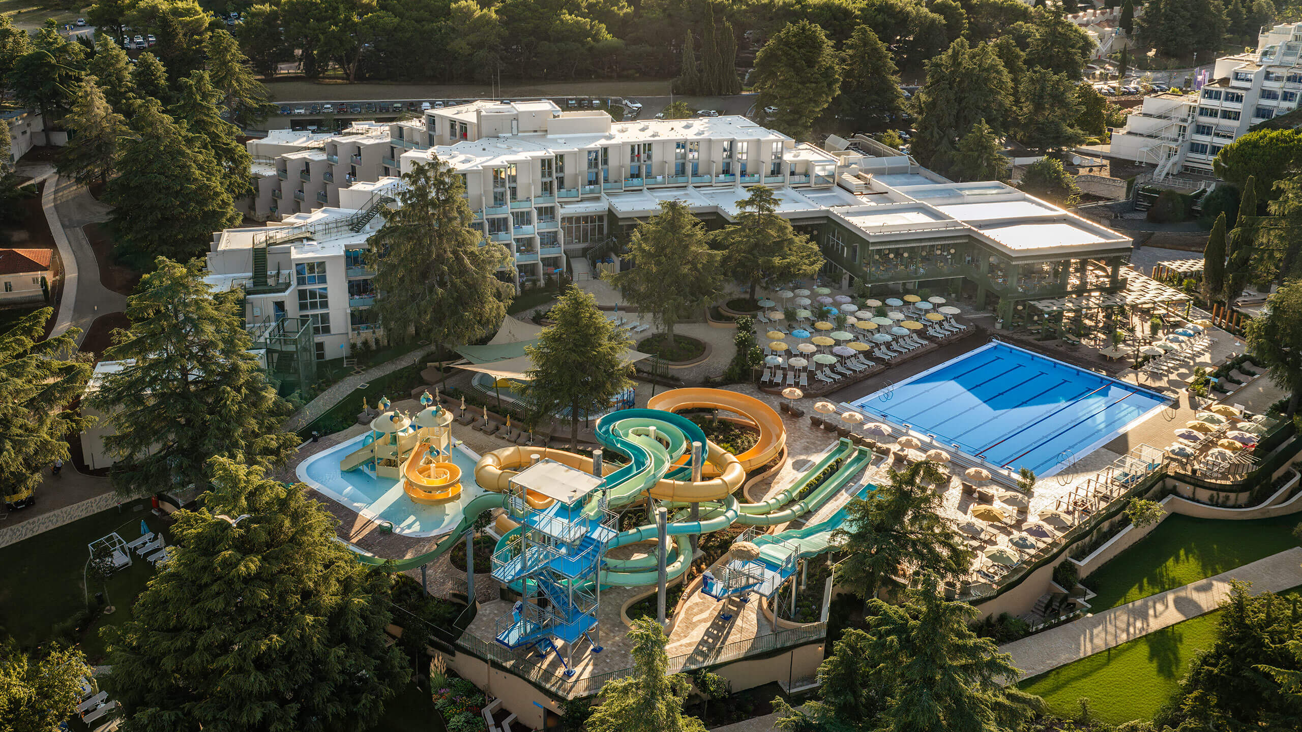 Luftaufnahme des Premium-Wasserparks Aquamar im Sunny Poreč by Valamar, einem familienfreundlichen 4-Sterne-Hotel in Istrien